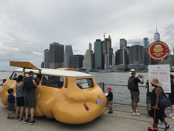 ブルックリンのパブリックアート Erwin Wurm Hot Dog Bus エグジビション アメリカ求人 就職 転職 仕事探し ハタラク